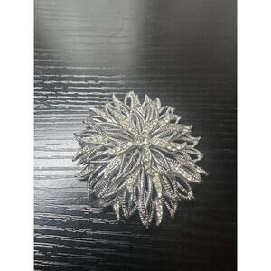 Silver Rhinestone Floral Burst Brooch – Vintage Style Pin